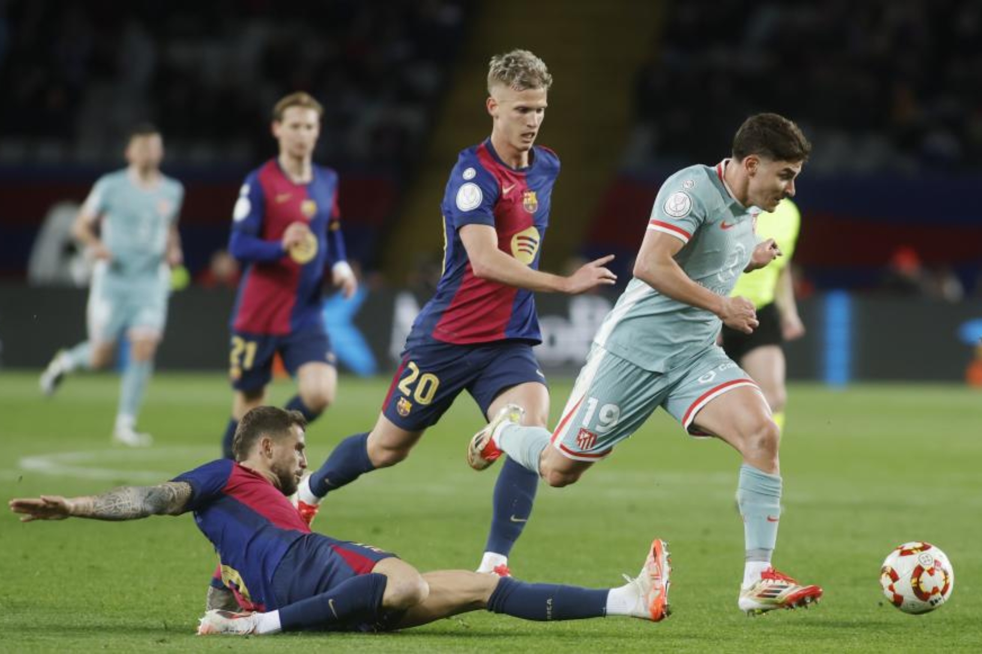 Iñigo Martínez y Dani Omo defendiendo a Julián Álvarez